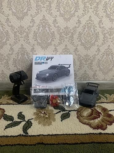 пистол: Радиоуправляемый дрифт-автомобиль масштаба 1:24 с полным приводом 4WD — 1