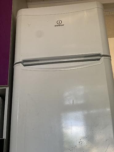 Холодильник Indesit, классический двухкамерный. - Верхняя морозильная — 1
