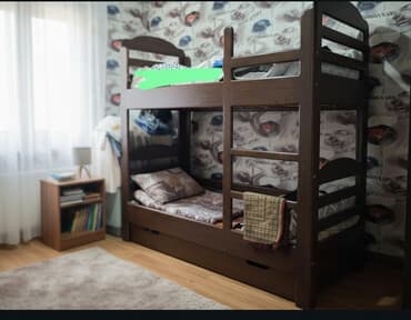Двухъярусная деревянная кровать компактной конструкции. Особенности