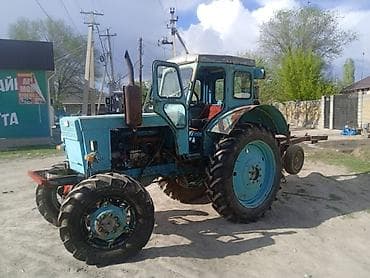 Трактор колесный, класс тяги примерно 1,4–2,0. Кабина закрытая
