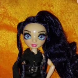 детский домик для кукол: Продаю кукол рэйнбоухай из своей коллекции (стояли на полке) — 7