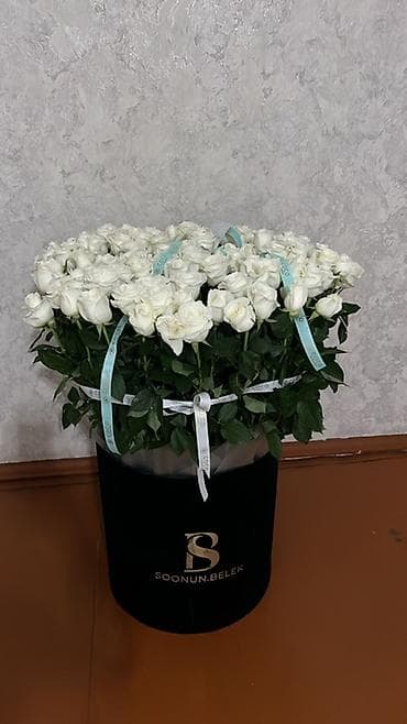 Большая цветочная композиция из белых роз в шляпной коробке. - at lalafo.kg Большая цветочная композиция из белых роз в шляпной коробке. -