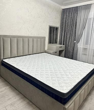 Двуспальная кровать с высоким мягким изголовьем и матрасом. - Размер