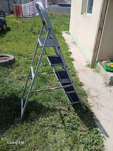 молодая гвардия ленинградский: Складная стремянка-лестница, Материал: Металл, Б/у, Для дома, Высота: 3–4 м — 2