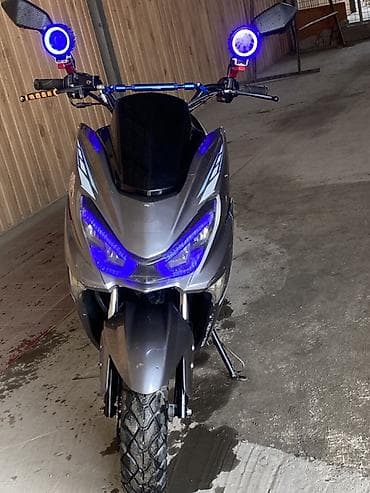 Мототехника: Скутер/мопед спортивного стиля, серо‑черный с синими акцентами — 1