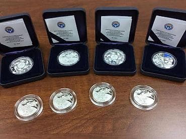 сола: 10 сом. Серебро. Кыргызстан. 1. Иссык-Куль - 15.000 2. 20 лет — 1