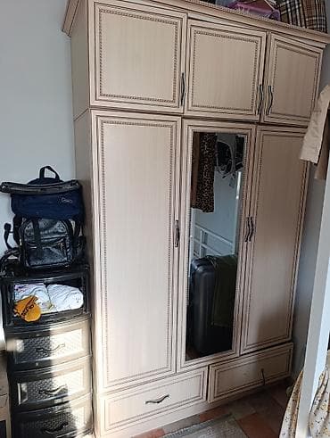 спальные мишки: Угловой диван с широким посадочным местом и деревянными подлокотниками — 4
