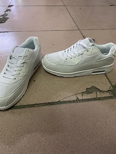 красовки с калёсами: Белые кроссовки с амортизирующей вставкой в подошве (видимое «окно» — 4