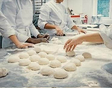 оплата в день: Жумушчулар керек! Кондитерлик цех. Үйрөтөбүз Тамак берилет Акчасы жума — 1