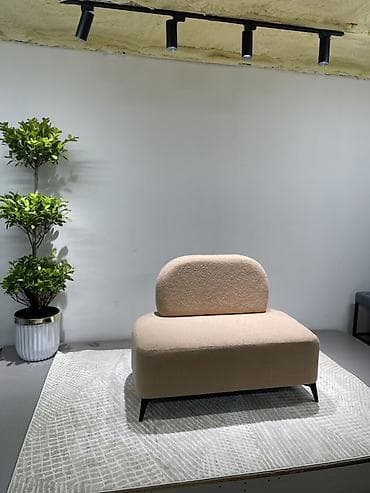 Мягкое кресло-банкетка в современном стиле - Компактная односекая