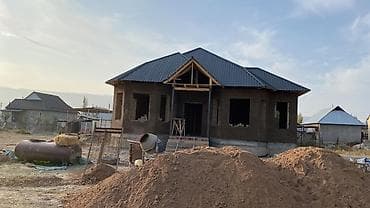 Продаётся недостроенный одноэтажный дом с вальмовой кровлей из