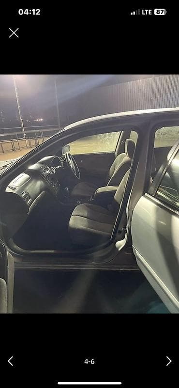 Легковой автомобиль седан, серебристый цвет, правый руль. Номерные — 3