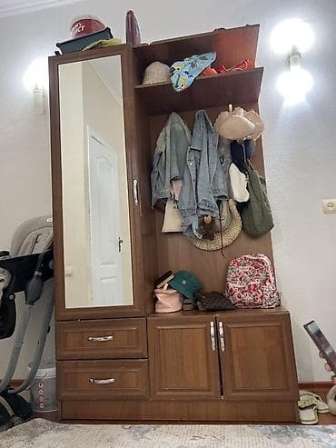 Прихожая модульная из ЛДСП в тёплом оттенке ореха. Комплектация и — 1