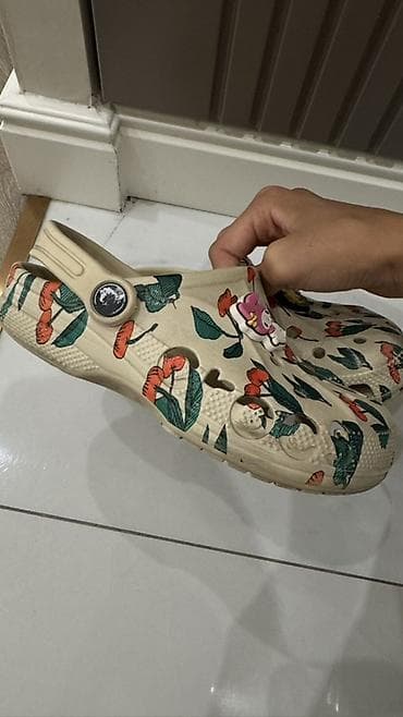 Сабо: Кроксы Crocs Classic с принтом вишни/ягод на бежевом фоне — 2