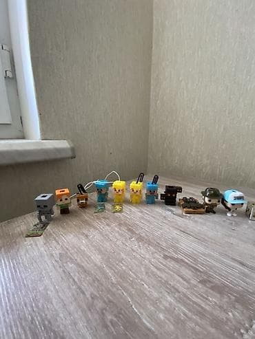 буркер часы: Коллекция мини-фигурок и брелоков в стиле пиксель-арт. Kinder joy — 2