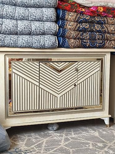 детские тумбы: Комод с тремя дверцами, выполненный в светлом цвете с элементами под — 2