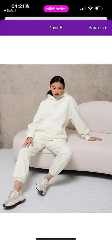 Женский костюм-тройка в стиле casual/athleisure: худи и джоггеры цвета