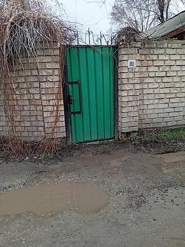 дом с сарайом: Продаётся дом за капитальным кирпичным забором с зелёными воротами и — 4