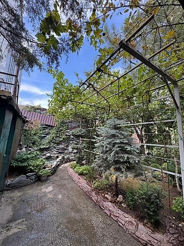 микрорайоне: Продаю дом ! 📍Адрес: Юнусалиева/Ахунбаева 🔹Участок на красной книге — 3