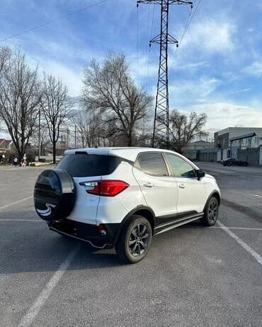 коммутатор ниссан: Белый кроссовер с современным дизайном и динамичными линиями кузова — 2