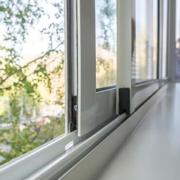 Раздвижная оконная система с алюминиевым профилем и двойным