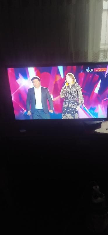 Проекторы: Телевизор LED, диагональ экрана примерно 32–40". Плоская панель — 2