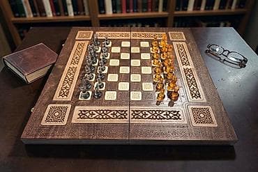 Электр транспорту: Нарды-шахматы 2-в-1 с резным деревянным кейсом - Изысканный игровой — 4