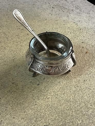 Солонка с ложечкой в классическом стиле. - Материал: стеклянная at lalafo.kg Солонка с ложечкой в классическом стиле. - Материал: стеклянная