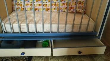 Шкафы: Продам детскую кроватку - качалку. С одной стороны борт есть, с другой — 1