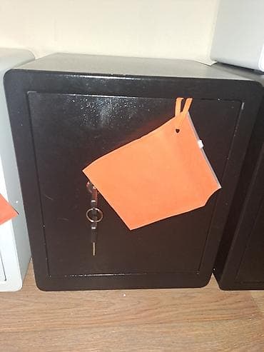 Сейф
размер 453832
замок ключ