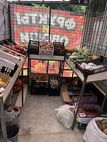 ягод: Фруктово‑овощной киоск с продуктовой секцией. Что предлагается: - — 3