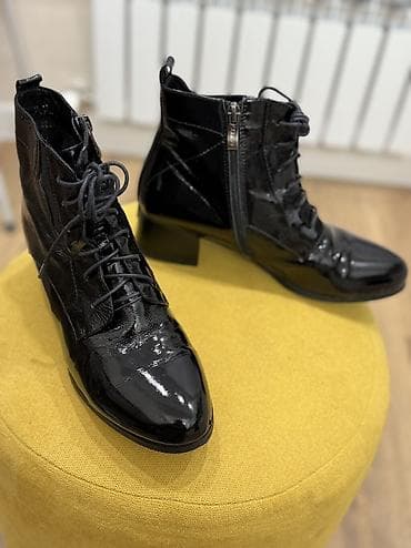 Продаю ботильоны черные лаковые Размер: 37 Материал: кожа Б/у at lalafo.kg Продаю ботильоны черные лаковые Размер: 37 Материал: кожа Б/у