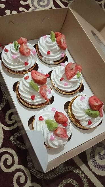 Капкейки ручной работы в подарочных коробках. - Нежные бисквитные