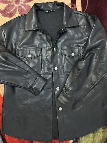 Кофты, свитеры: Рубашка-куртка из искусственной кожи, черная. - Прямой фасон — 1