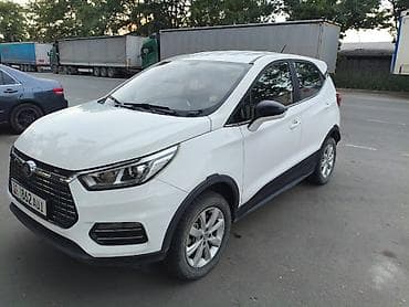 geely mk cross: Компактный кроссовер (белый цвет кузова) с современным дизайном и — 1