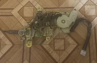 Глушители: Замок двери Mazda 2000 г., Б/у, Оригинал, Япония — 1