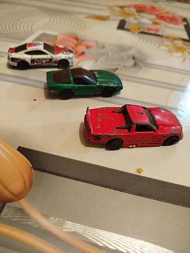 Спорт жана хобби: Набор из трех игрушечных машинок, название Hot Wheels каждая из — 2