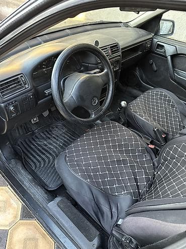 е 2 машина: Opel Vectra: 1989 г., 2 л, Механика, Бензин, Седан — 5