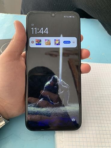 телефон игравой: Смартфон с каплевидным вырезом под фронтальную камеру и большим — 1