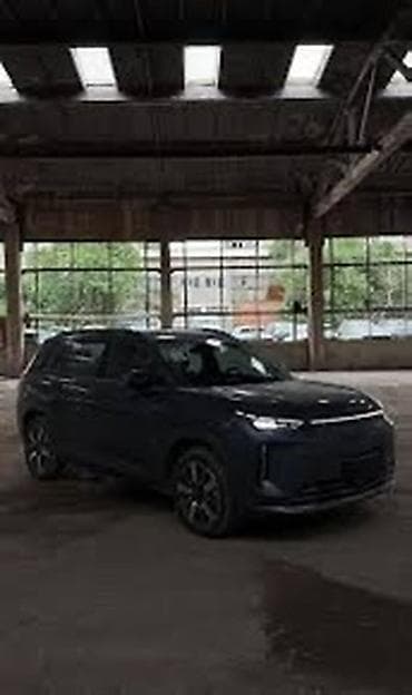 авто каран: Кроссовер (SUV) темно-серого цвета. Ключевые особенности: - — 1