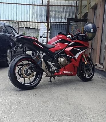 мотоцикле: Honda CBR500R, красно‑черный спортбайк. Ключевые особенности: - — 2