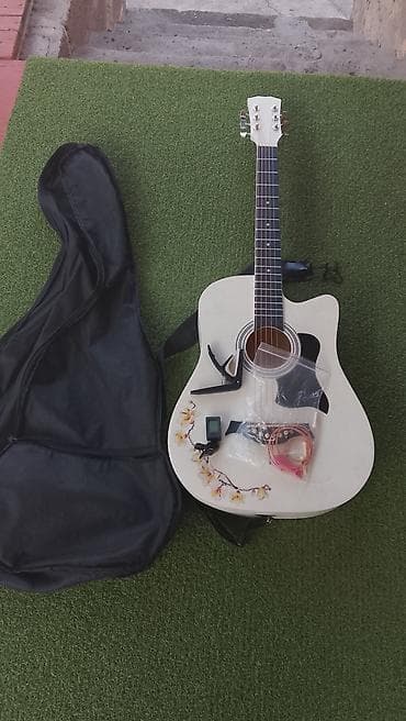 бутсы как у меси цвет зелёный: Акустическая гитара с вырезом (cutaway), цвет корпуса — белый с — 7