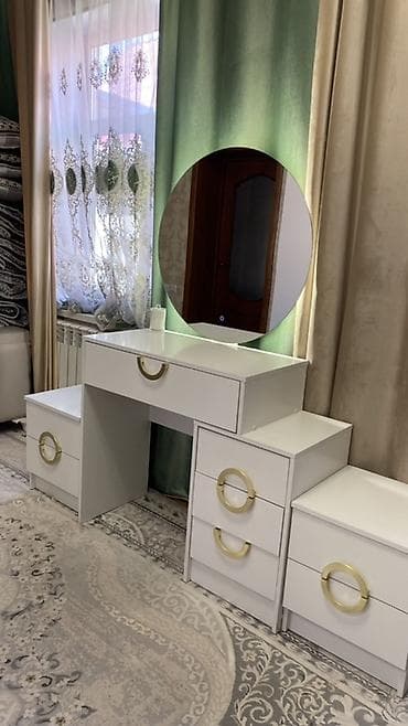 продам туалетный столик: Продаётся спальный гарнитур б/у в связи с переездом . Состояние — 6