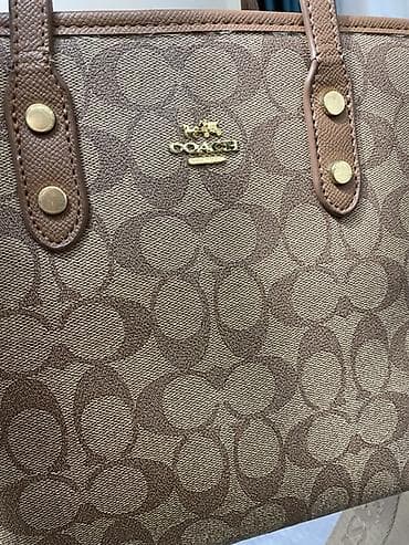 Другие комплектующие: Сумка-тоут в фирменном стиле Coach.
Помещается несколько тетрадей — 3