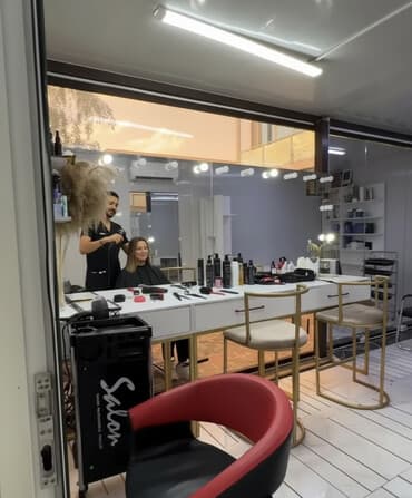 Продается зеркало со встроенными тумбами. Вместительность -5,6