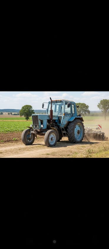 Трактор колесный, синего цвета, кабина закрытая. Классическая