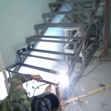 Металлический лестничный каркас для самостоятельной отделки. Лестница