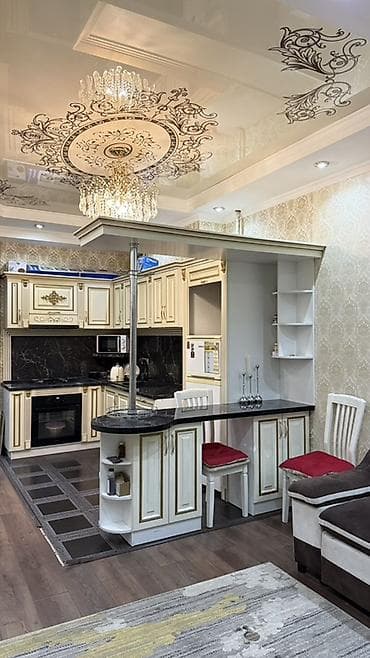 Просторная кухня-гостиная в классическом стиле с барной зоной и at lalafo.kg Просторная кухня-гостиная в классическом стиле с барной зоной и