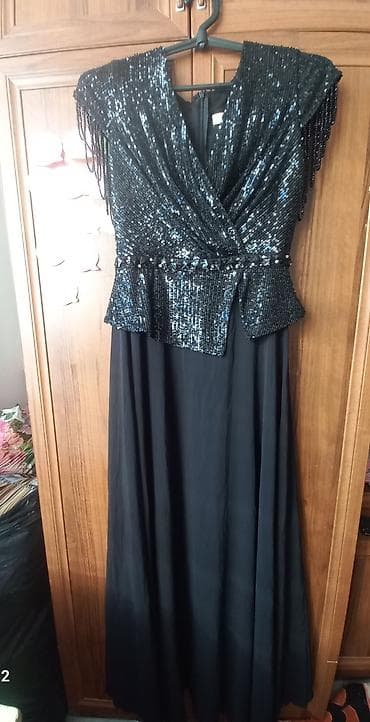 Вечернее длинное платье черного цвета с блестящим верхом из пайеток