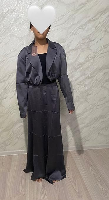 Костюм из атласной ткани графитового цвета. Комплект состоит из